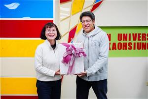 陳月端校長致贈紀念禮品，感謝會計室蘇園淯組員多年來為校服務的辛勞與付出