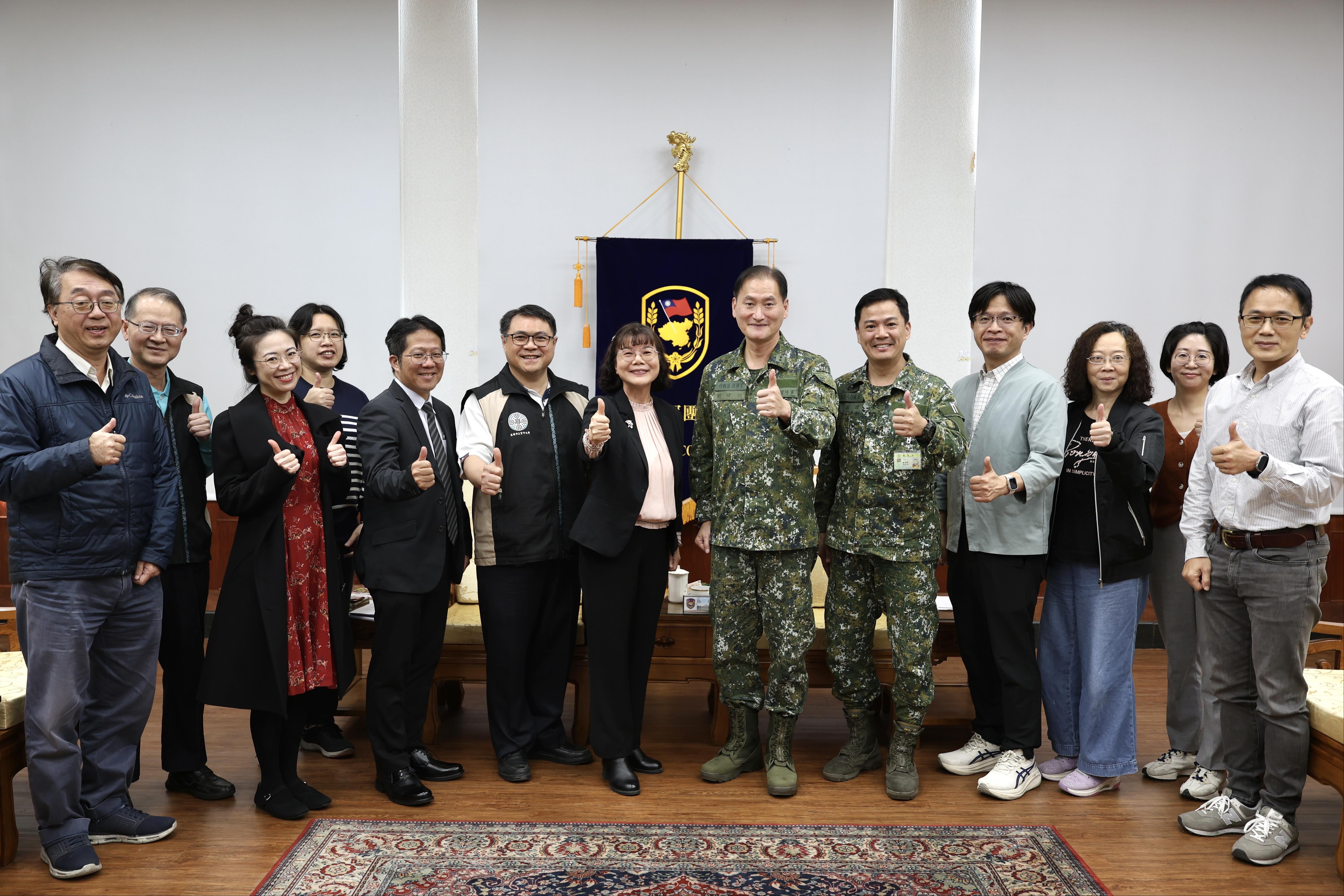 圖1 高雄空大校長陳月端(前排左起第五)率團拜會第八軍團劉指揮官(左起第六)等人