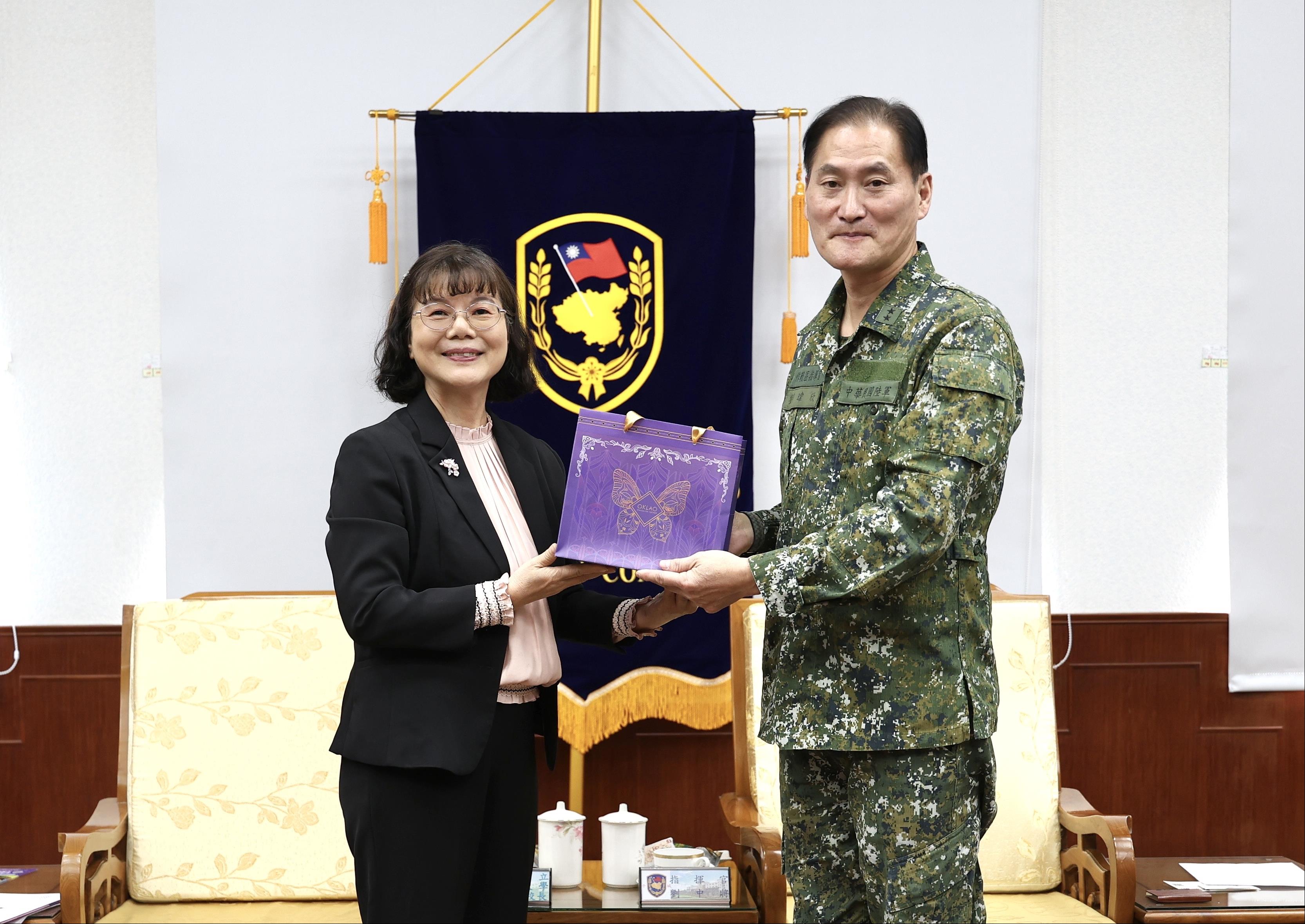 圖2 高雄空大陳月端校長(左)致贈紀念品予第八軍團劉指揮官(右)