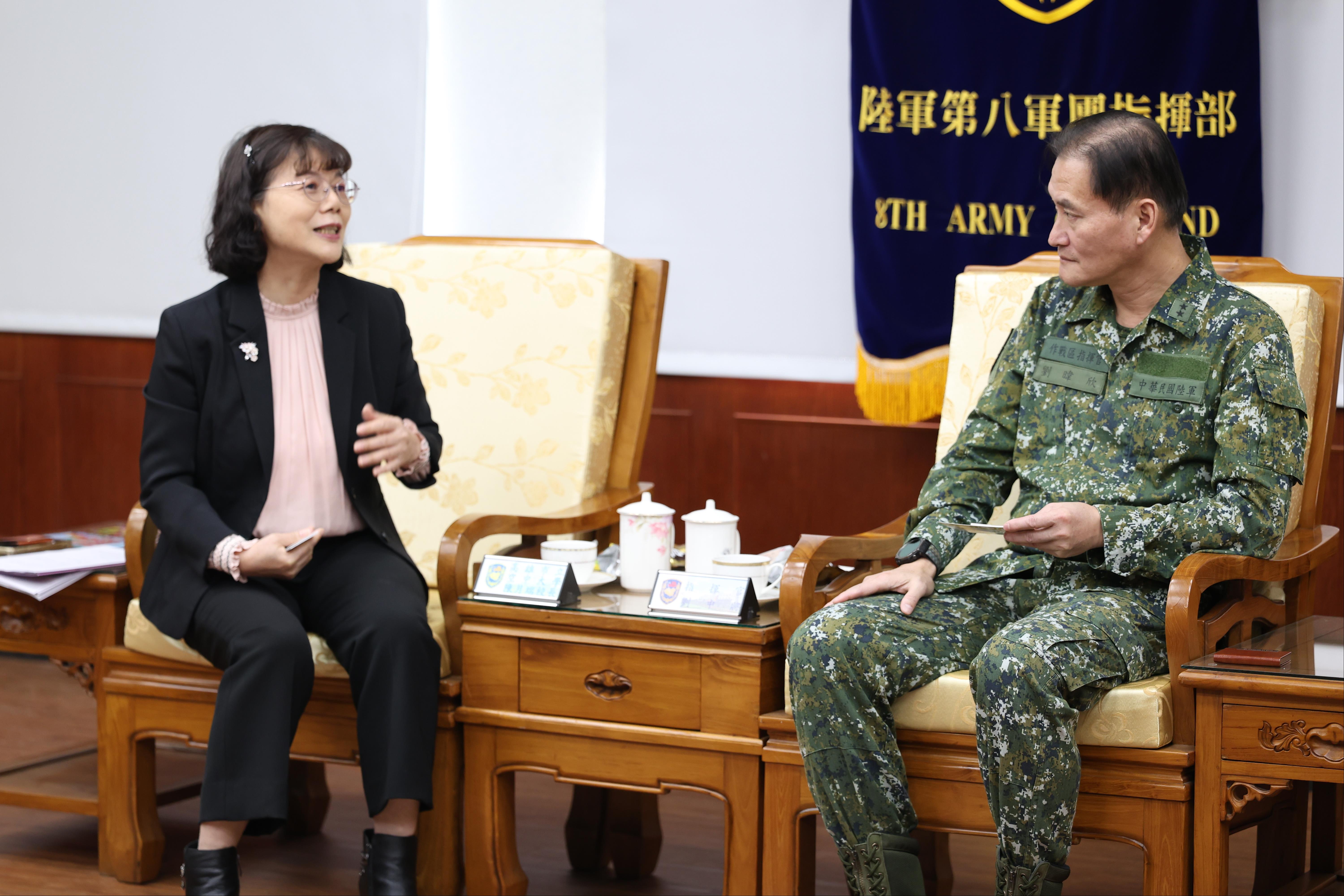 圖3 高雄空大陳月端校長(左)與第八軍團劉指揮官(右)，雙方就推動官兵職涯發展進行意見