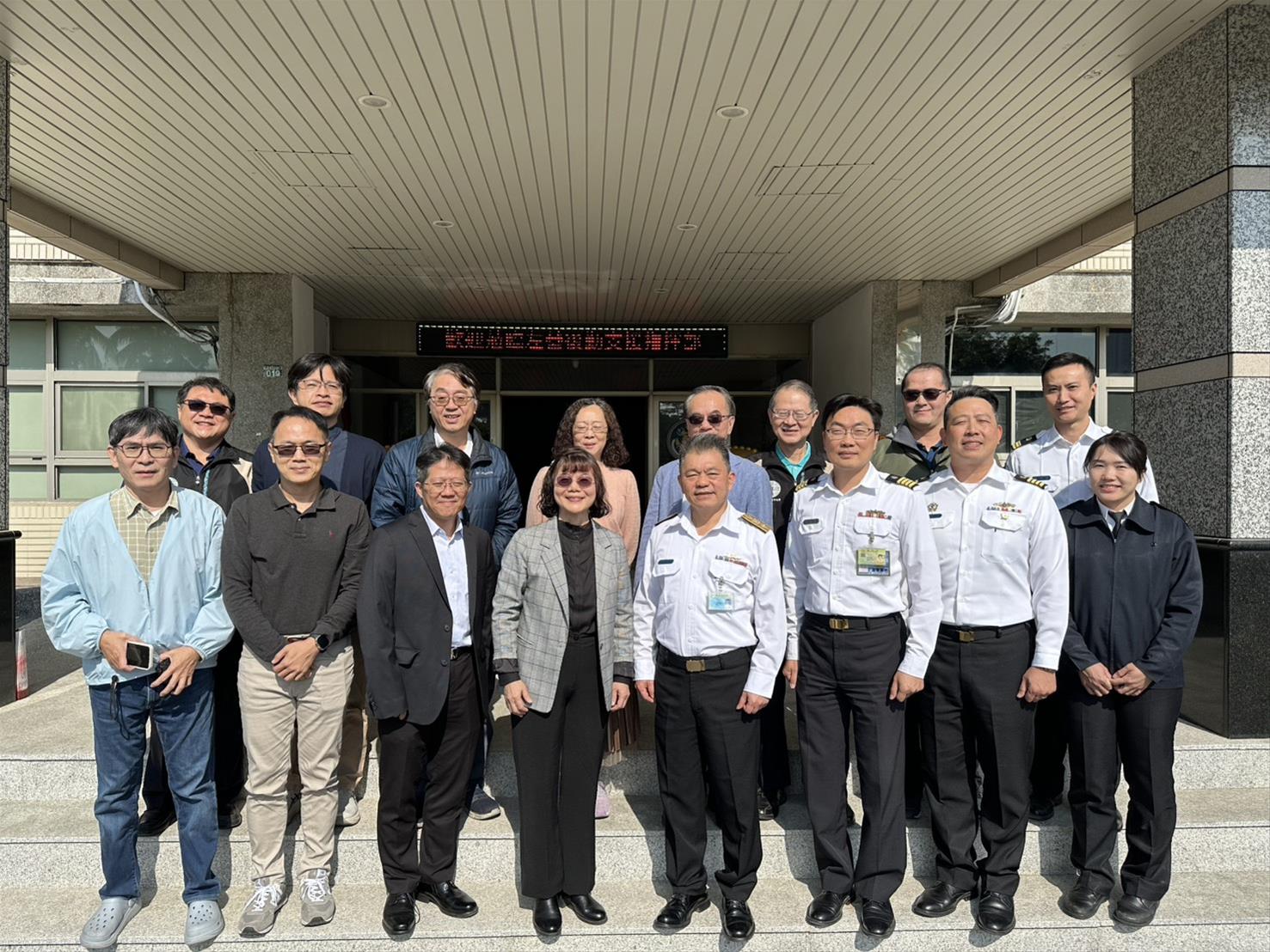 高雄市立空中大學校長陳月端(圖前排左四)2月12日領軍行政及教學主管拜會海軍後勤支援指揮部