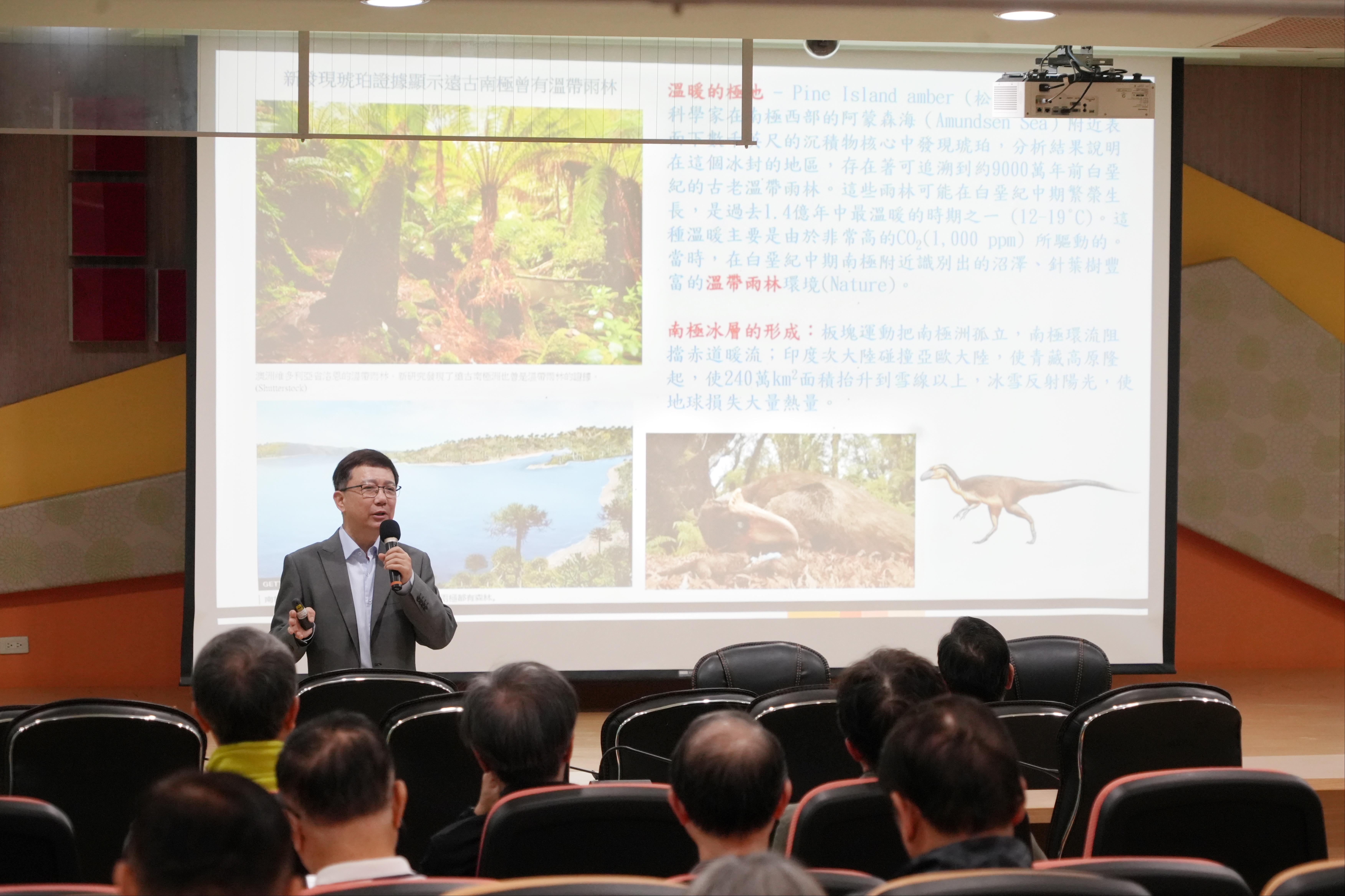 1-高雄空大校長陳月端(左)致贈感謝狀予國立中山大學高志明講座教授(右)