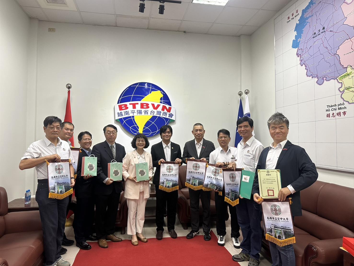 圖2 高雄空大參訪團與平陽商會幹部互贈紀念品