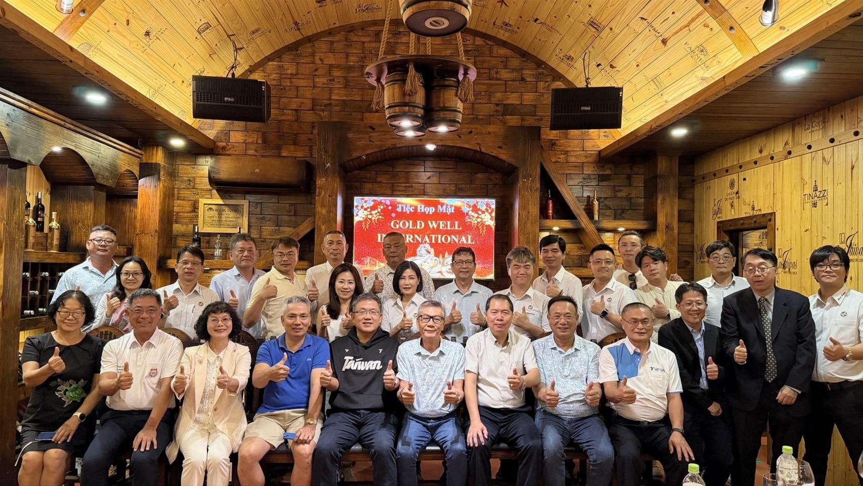 圖4 高雄空大陳月端校長(第一排左起第三)率團與劉世忠大使(第一排左起第五)、越南臺灣