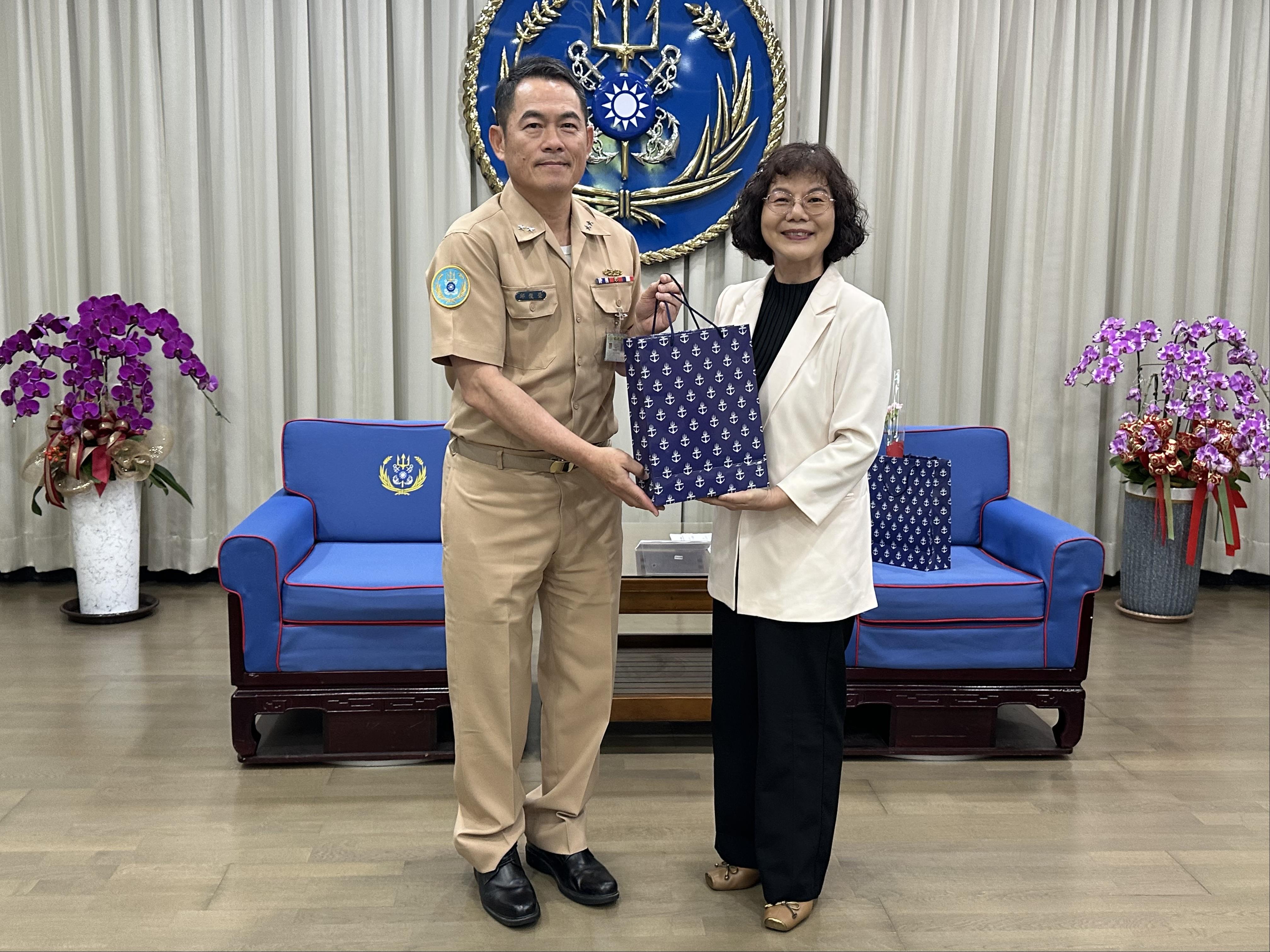 圖1 高雄空大陳月端校長(右)與海軍艦隊指揮部邱俊榮指揮官(左)交換紀念品