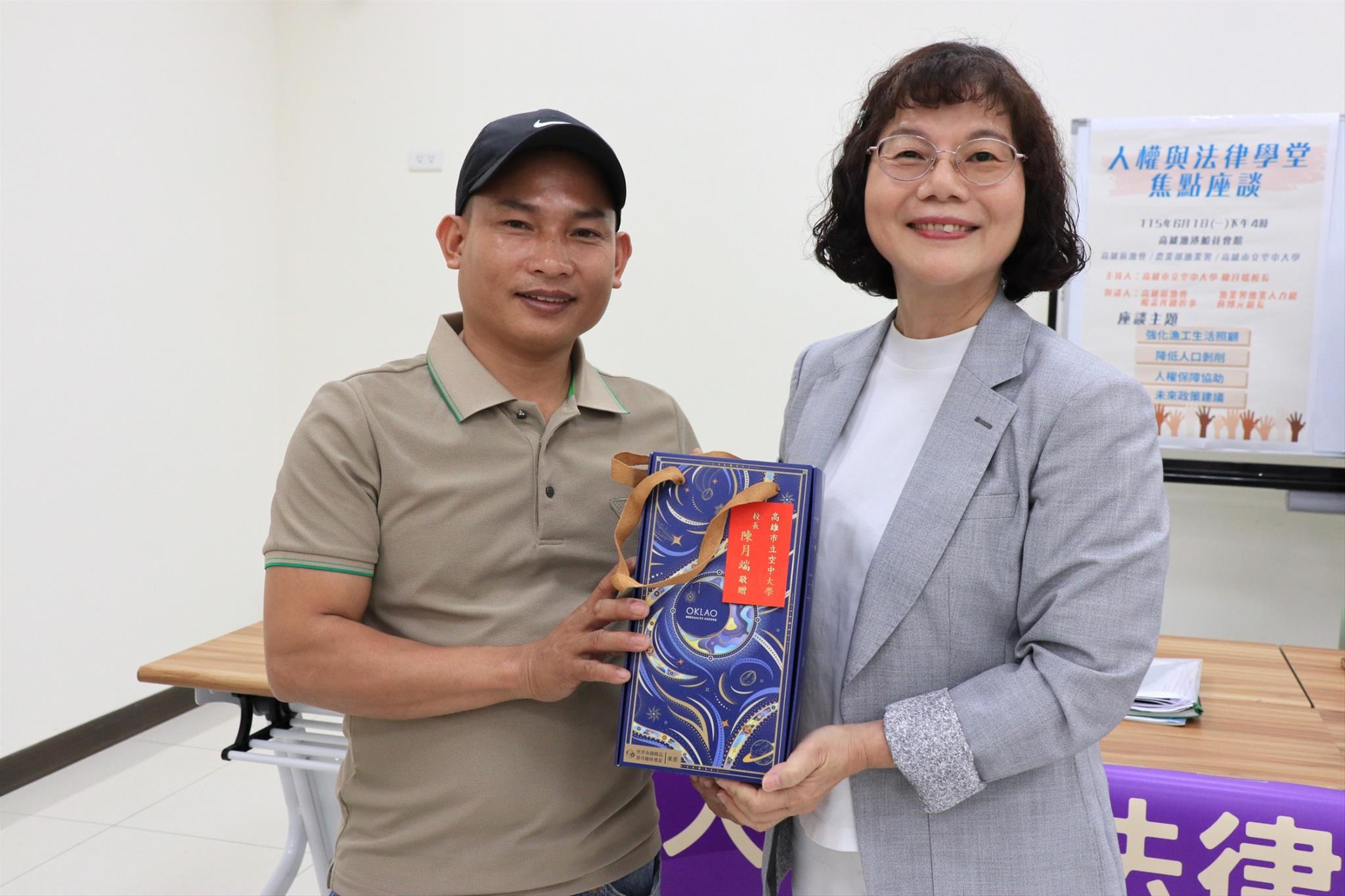 圖5 高雄空大陳月端校長(右)致贈越南籍漁工阮文賢先生(左)紀念品