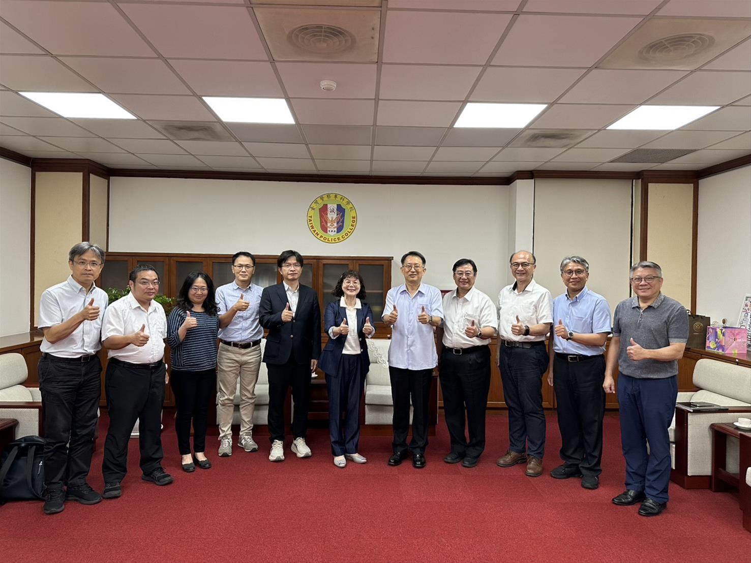 高雄空大陳月端校長(左六)率領團隊拜會台灣警察專科學校劉鴻烈校長(左七)及各科主任