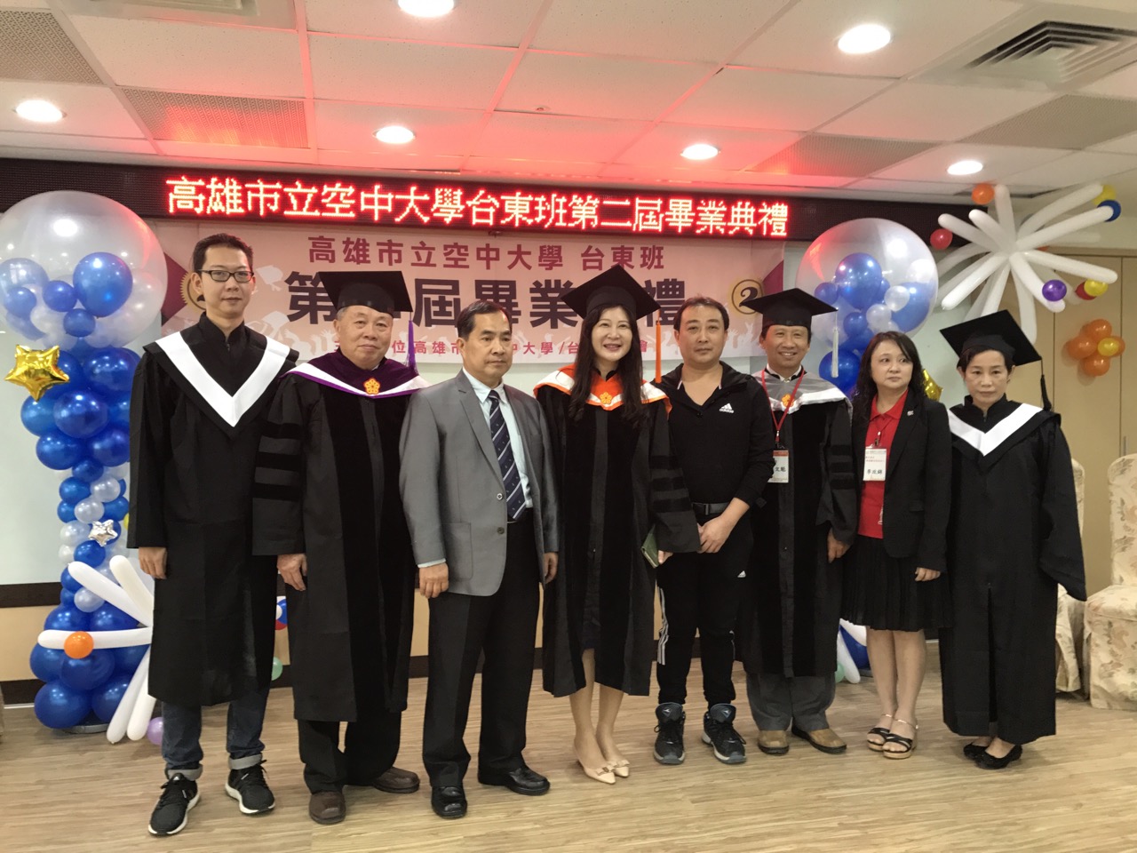本校台東班畢業典禮，校長劉嘉茹（中）到場主持，祝賀包括台東副議長陳宏宗在內畢業生順利畢業。