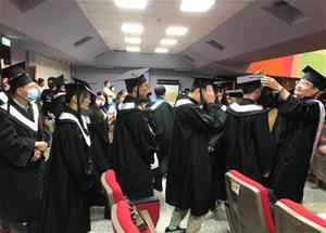 系主任幫畢業生撥穗