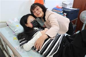 高雄空大校長親訪重障生藍翊慈 頒獎擁抱，見證其堅毅學習精神
